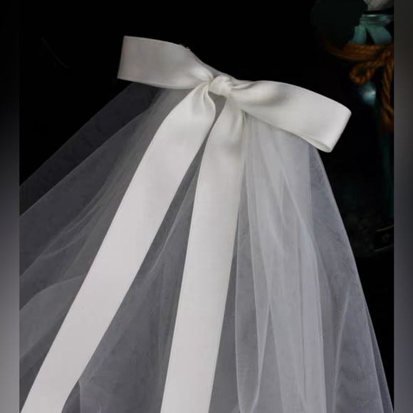 Short Wedding Veil with Slim Silk Bow - Picture 5 of 6